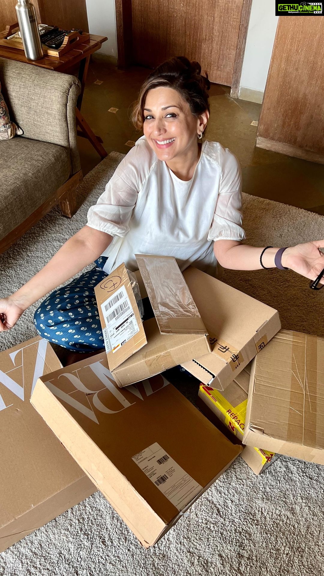Sonali Bendre Instagram - I don’t want a lot for Christmas… but maybe I do! 😃🤭 #HolidayShoppingSpree #FindYourHappy . . . #reels #reelsinstagram #christmas #shopping #happiness #love #instagood #instadaily