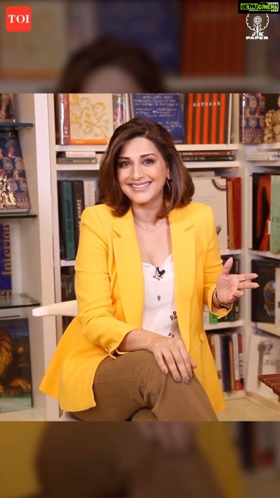 Sonali Bendre Instagram - Recognized as India’s most coveted award, the Auther Awards has brought together the finest writing and rewarded the exceptional work of Women Authors in the Indian literary space, which is commendable and I am so honored to be a part of this award! These awards strive to encourage more women to take up writing, pen down their story and create a lasting impression! And I am super excited to see what you all come up with! Can’t wait to read all the entries that come in! * T&C Apply #AutherAwards #JKPaper #WomenAutherAwards #CreatingLastingImpressions #WAA2022 #AutherAwardsSeason4