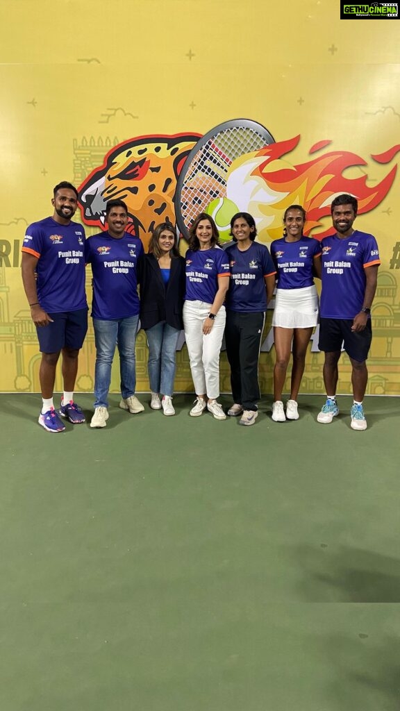 Sonali Bendre Instagram - 12 hours… in and out of Pune, but what a great experience to be on the home ground of @punejaguars!! The matches were live and it was so good to see the team play so well! 🎾💪🏼 @arjunkadhe @rutujabhoosale @vijaysundarprashanth And @radhitennis you are such an amazing mentor to them! Thank you for a wonderful time @tennispremierleague @punitbalan @janhavi.dhariwal.balan 😃 Super proud to have seen the journey of our team in the last 4 years 🙌🏼 Congratulations @kunalthakkur and @mrunaljainofficial onwards and upwards! 🥰 . . . #reels #reelsinstagram #reelitfeelit #instagood #instadaily #recap #tennis #court