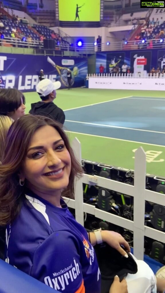 Sonali Bendre Instagram - And to the court we go… such an amazing experience to be a part of the launch of the 4th season of the @tennispremierleague with @punitbalan @janhavi.dhariwal.balan @kunalthakkur @mrunaljainofficial and to see our @punejaguars in action. . . . #reels #reelsinstagram #reelitfeelit #pune #tennis #court #transition #instagood #instadaily