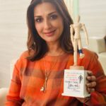 Sonali Bendre Instagram - Diabetes is a lifestyle disease that is common in our country and is a silent killer. Over 150,000,000 Indians are at risk of having their limbs amputated due to diabetes. Please remember that early detection helps. I pledge to protect them by supporting the @rangdeneela campaign. #BluePledge