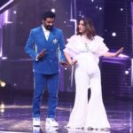 Sonali Bendre Instagram - शनिवार की रात्रि के लिए तैयार हो जाइए!😍 Yeh toh bus ek jhalak hai, asli celebration hoga kayi zyada shaandar! Dekhiye #IndiasBestDancer #GrandPremiere iss Sat-Sun raat 8 baje, sirf @sonytvofficial par. @geeta_kapurofficial @terence_here @remodsouza @framesproductioncompany