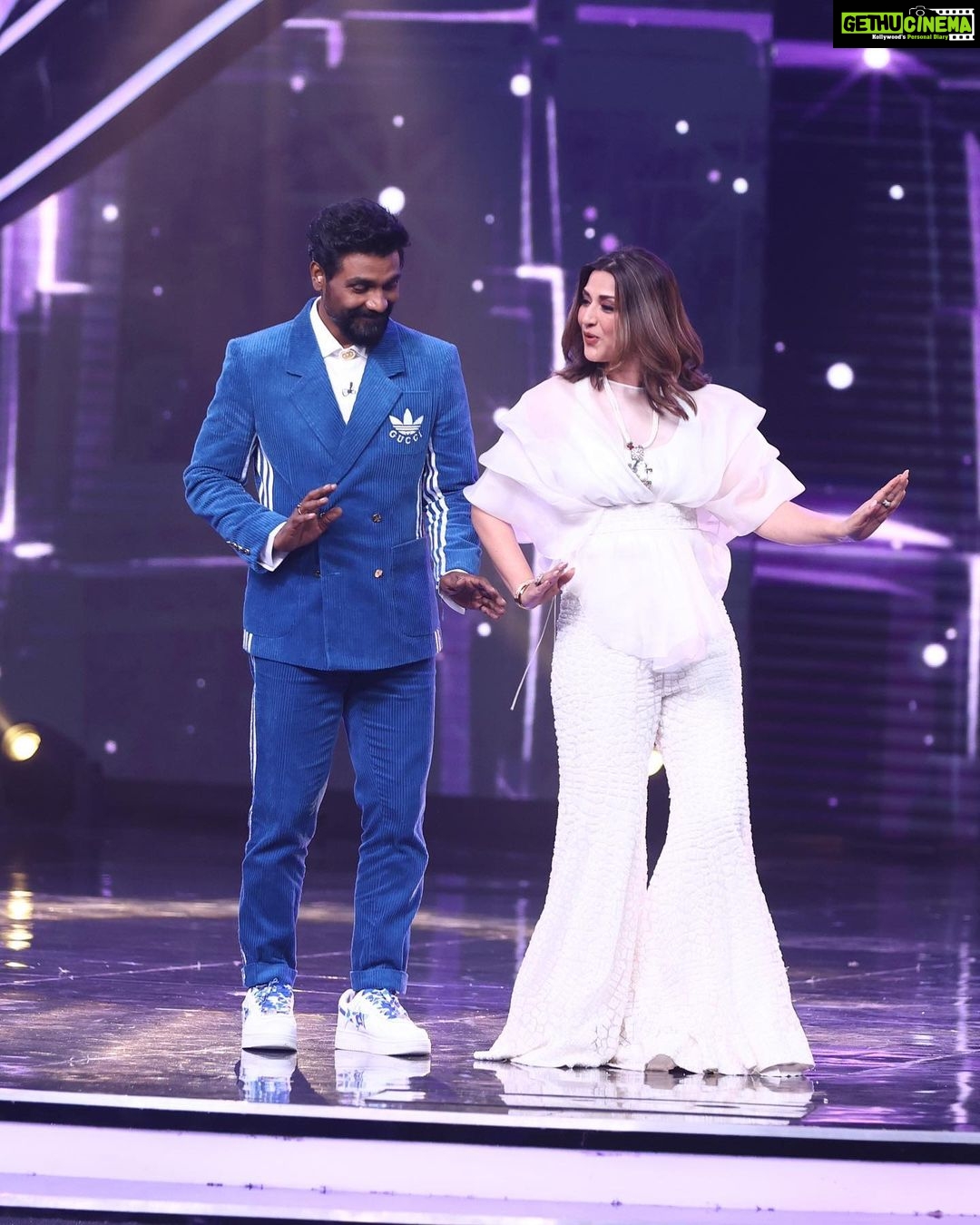 Sonali Bendre Instagram - शनिवार की रात्रि के लिए तैयार हो जाइए!😍 Yeh toh bus ek jhalak hai, asli celebration hoga kayi zyada shaandar! Dekhiye #IndiasBestDancer #GrandPremiere iss Sat-Sun raat 8 baje, sirf @sonytvofficial par. @geeta_kapurofficial @terence_here @remodsouza @framesproductioncompany