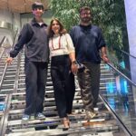 Sonali Bendre Instagram – An apple a day… just couldn’t keep us away! My family of technophiles at the brand new @apple store in mumbai!🖤 Apple BKC