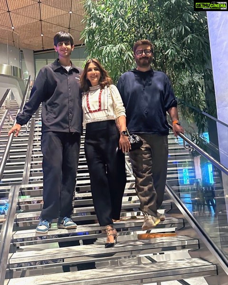 Sonali Bendre Instagram - An apple a day… just couldn’t keep us away! My family of technophiles at the brand new @apple store in mumbai!🖤 Apple BKC