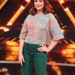 Sonali Bendre Instagram - It’s show time! 📹💚💗 #IndiasBestDancerAuditions Watch India's best dancer only on #SonyEntertainmentTelevision at 8pm, every Saturday-Sunday.
