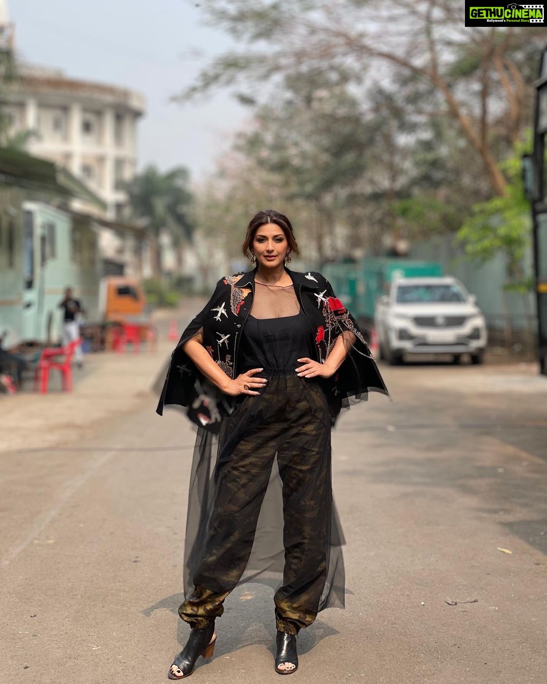 Sonali Bendre Instagram - Ready for takeoff…..🖤🖤