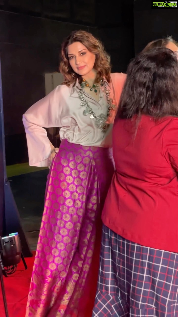 Sonali Bendre Instagram - I am very focused….. on getting a very good picture! 😛📸