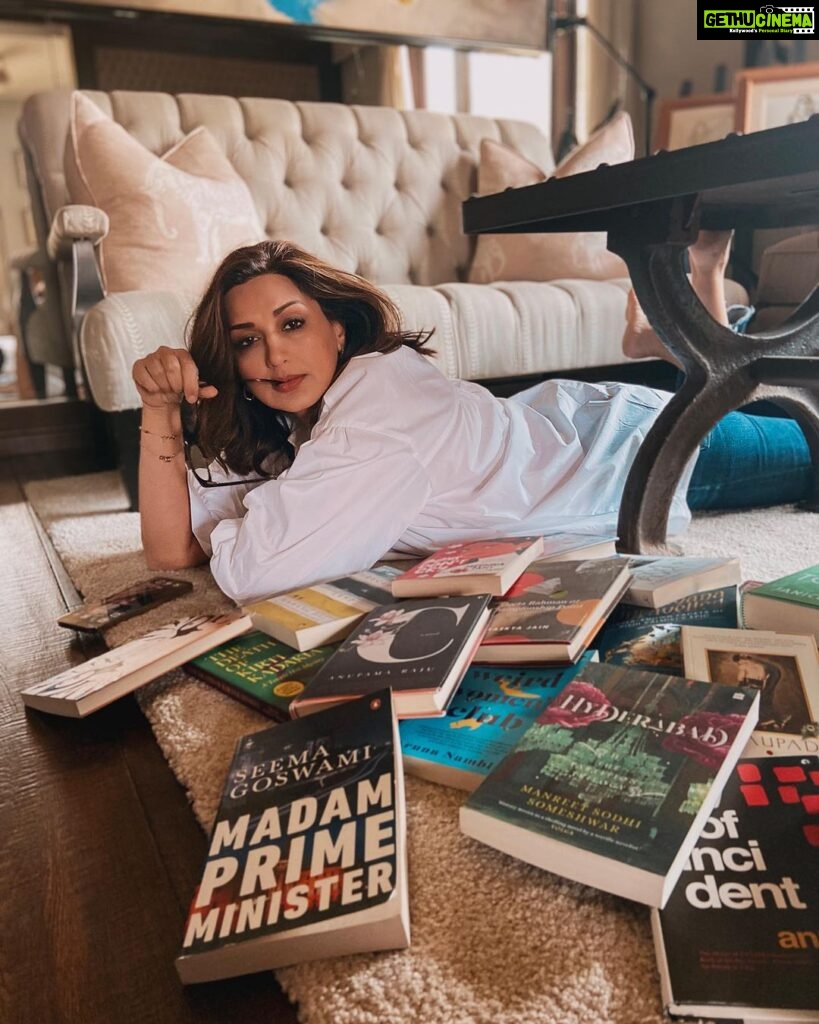 Sonali Bendre Instagram - The @autherawards are around the corner and I'm thrilled to serve as the jury chair for the fiction category - it's one of my favorite genres. Reading the books was such an enriching experience... there were so many different voices and writing styles. To all the women authors: Embrace your individuality and keep writing with authenticity and passion. Best of luck to all the nominees! ✨
