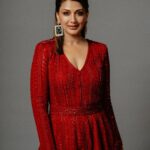 Sonali Bendre Instagram – Red-dy for the show!♥️
Celebrating Cinema ke 110 Saal Bemisaal tonight!🥳

Watch India’s Best Dancer only on @sonytvofficial , every Saturday- Sunday at 8pm.