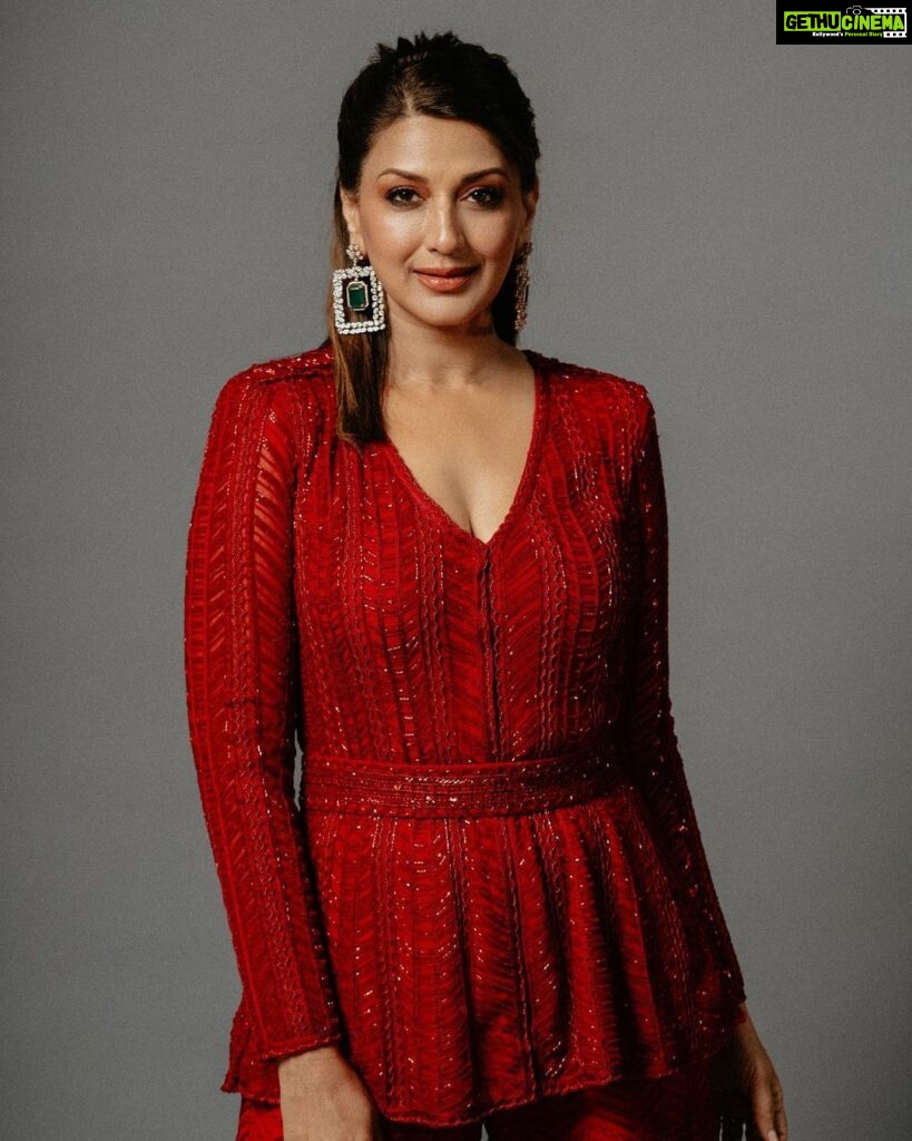 Sonali Bendre Instagram - Red-dy for the show!♥️ Celebrating Cinema ke 110 Saal Bemisaal tonight!🥳 Watch India’s Best Dancer only on @sonytvofficial , every Saturday- Sunday at 8pm.
