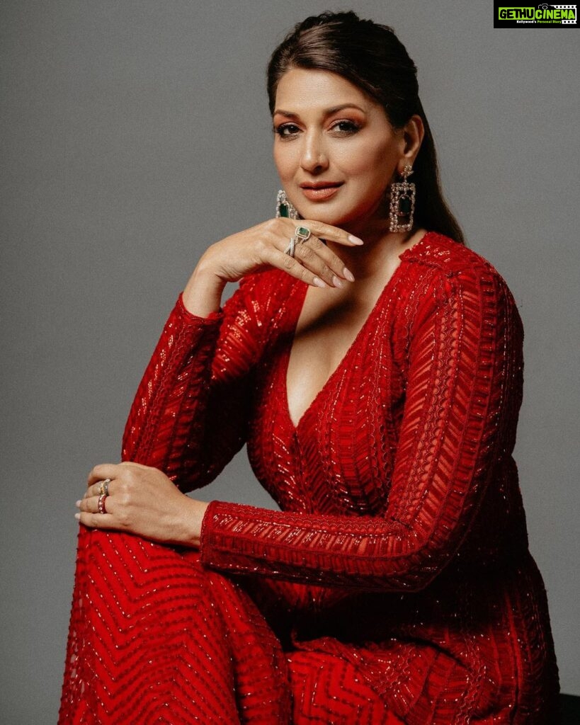 Sonali Bendre Instagram - Red-dy for the show!♥️ Celebrating Cinema ke 110 Saal Bemisaal tonight!🥳 Watch India’s Best Dancer only on @sonytvofficial , every Saturday- Sunday at 8pm.