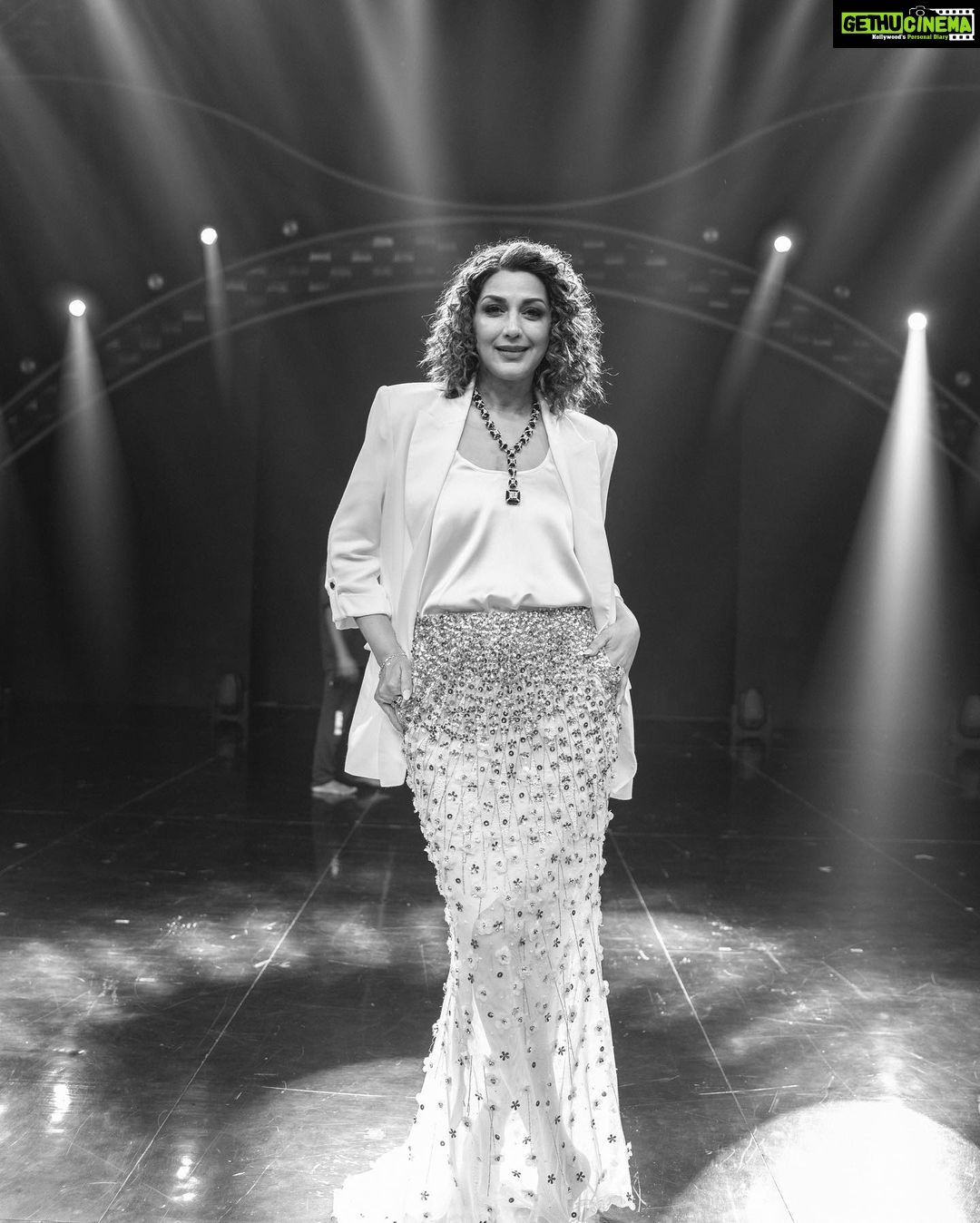 Sonali Bendre Instagram - Shine on!🩶✨
