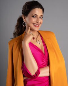 Sonali Bendre Instagram - Behind the lens on Monday, in the spotlight on Wednesday, and on your television screens on Saturday and Sunday…😋🩷 #IndiasBestDancer