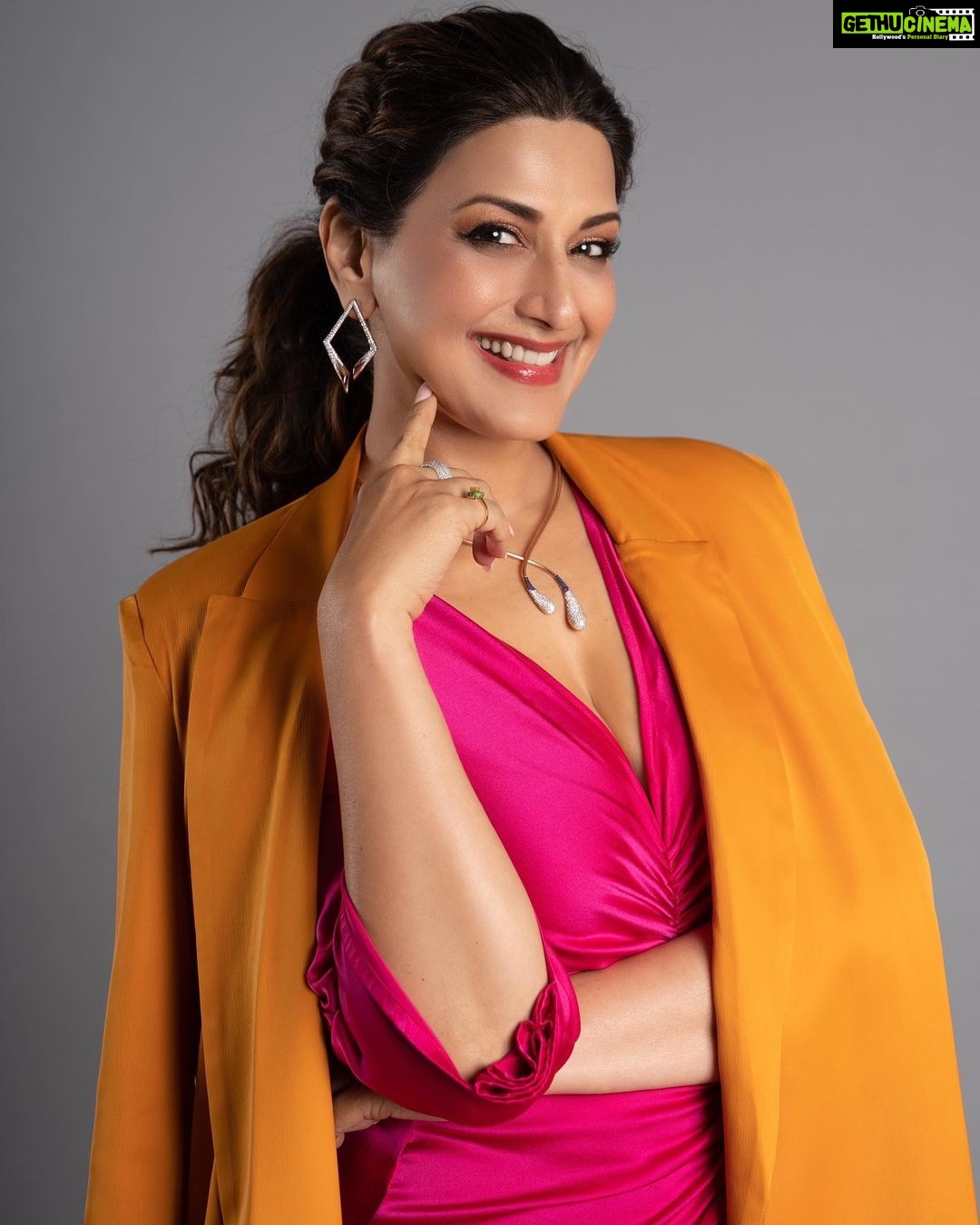 Sonali Bendre - 213K Likes - Behind the lens on Monday, in the spotlight on Wednesday, and on your television screens on Saturday and Sunday…😋🩷
#IndiasBestDancer