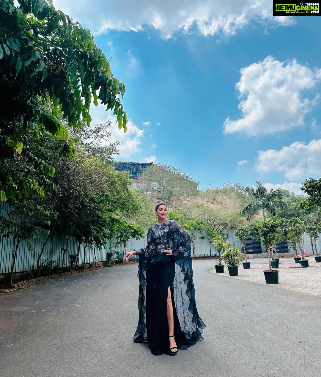Sonali Bendre Instagram - When nature decides to pose for the photos too…Magic happens 😋⛅️