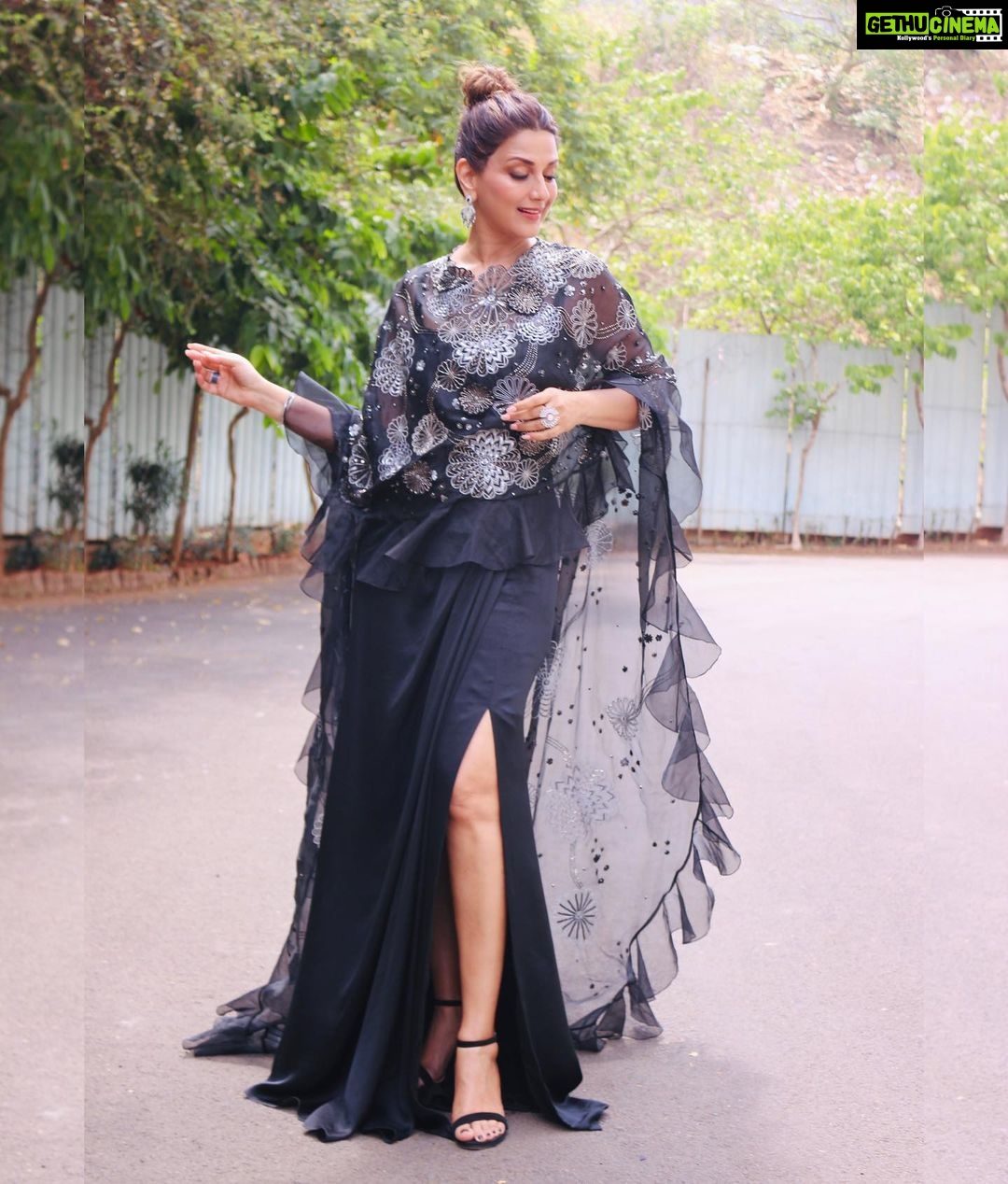 Sonali Bendre Instagram - When nature decides to pose for the photos too…Magic happens 😋⛅️