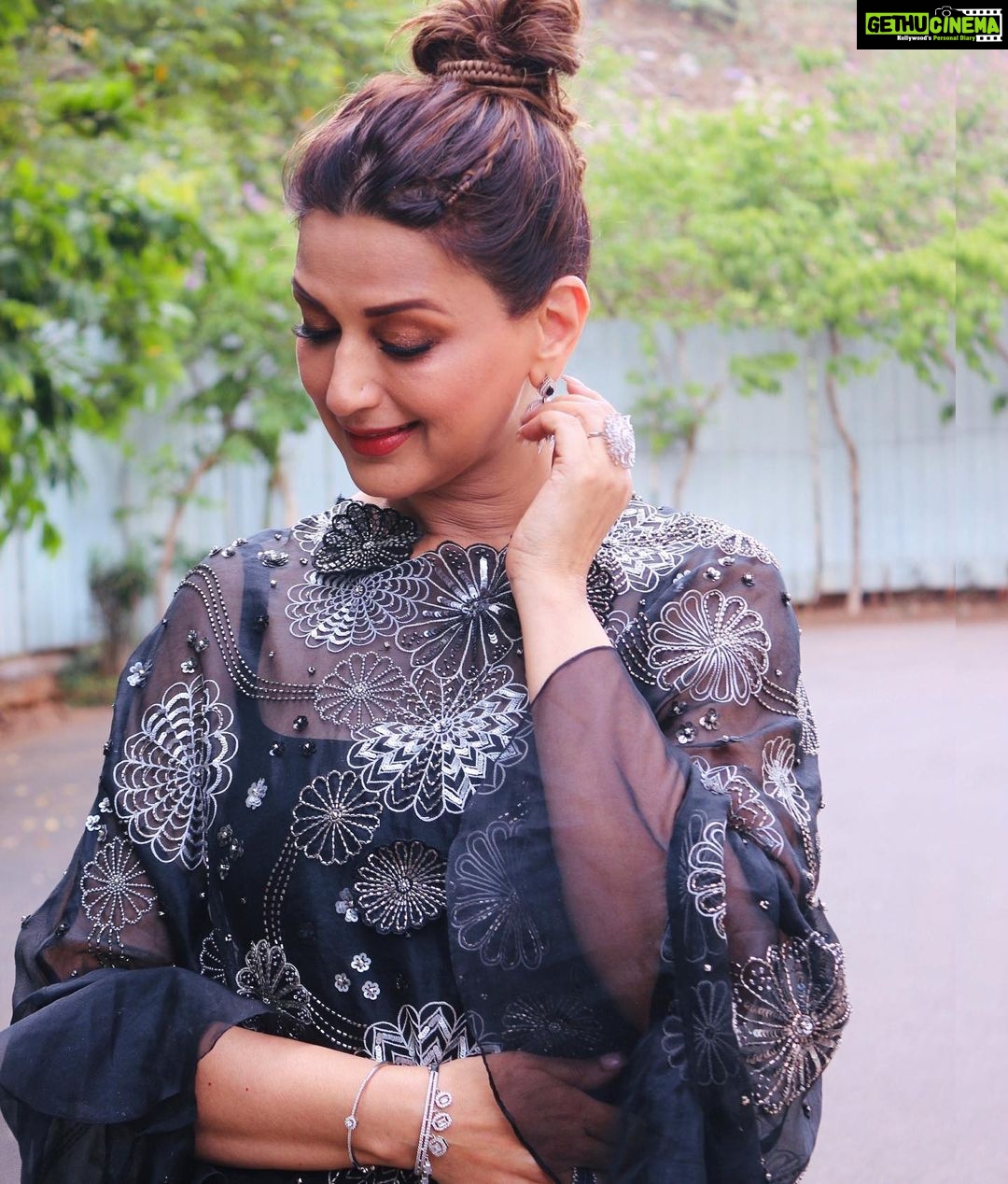 Sonali Bendre Instagram - When nature decides to pose for the photos too…Magic happens 😋⛅️