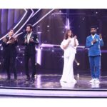Sonali Bendre Instagram - शनिवार की रात्रि के लिए तैयार हो जाइए!😍 Yeh toh bus ek jhalak hai, asli celebration hoga kayi zyada shaandar! Dekhiye #IndiasBestDancer #GrandPremiere iss Sat-Sun raat 8 baje, sirf @sonytvofficial par. @geeta_kapurofficial @terence_here @remodsouza @framesproductioncompany
