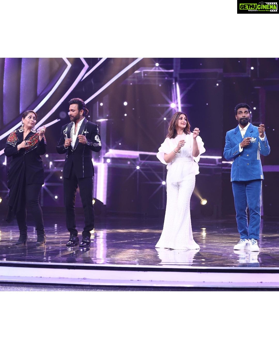 Sonali Bendre Instagram - शनिवार की रात्रि के लिए तैयार हो जाइए!😍 Yeh toh bus ek jhalak hai, asli celebration hoga kayi zyada shaandar! Dekhiye #IndiasBestDancer #GrandPremiere iss Sat-Sun raat 8 baje, sirf @sonytvofficial par. @geeta_kapurofficial @terence_here @remodsouza @framesproductioncompany