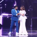 Sonali Bendre Instagram - शनिवार की रात्रि के लिए तैयार हो जाइए!😍 Yeh toh bus ek jhalak hai, asli celebration hoga kayi zyada shaandar! Dekhiye #IndiasBestDancer #GrandPremiere iss Sat-Sun raat 8 baje, sirf @sonytvofficial par. @geeta_kapurofficial @terence_here @remodsouza @framesproductioncompany