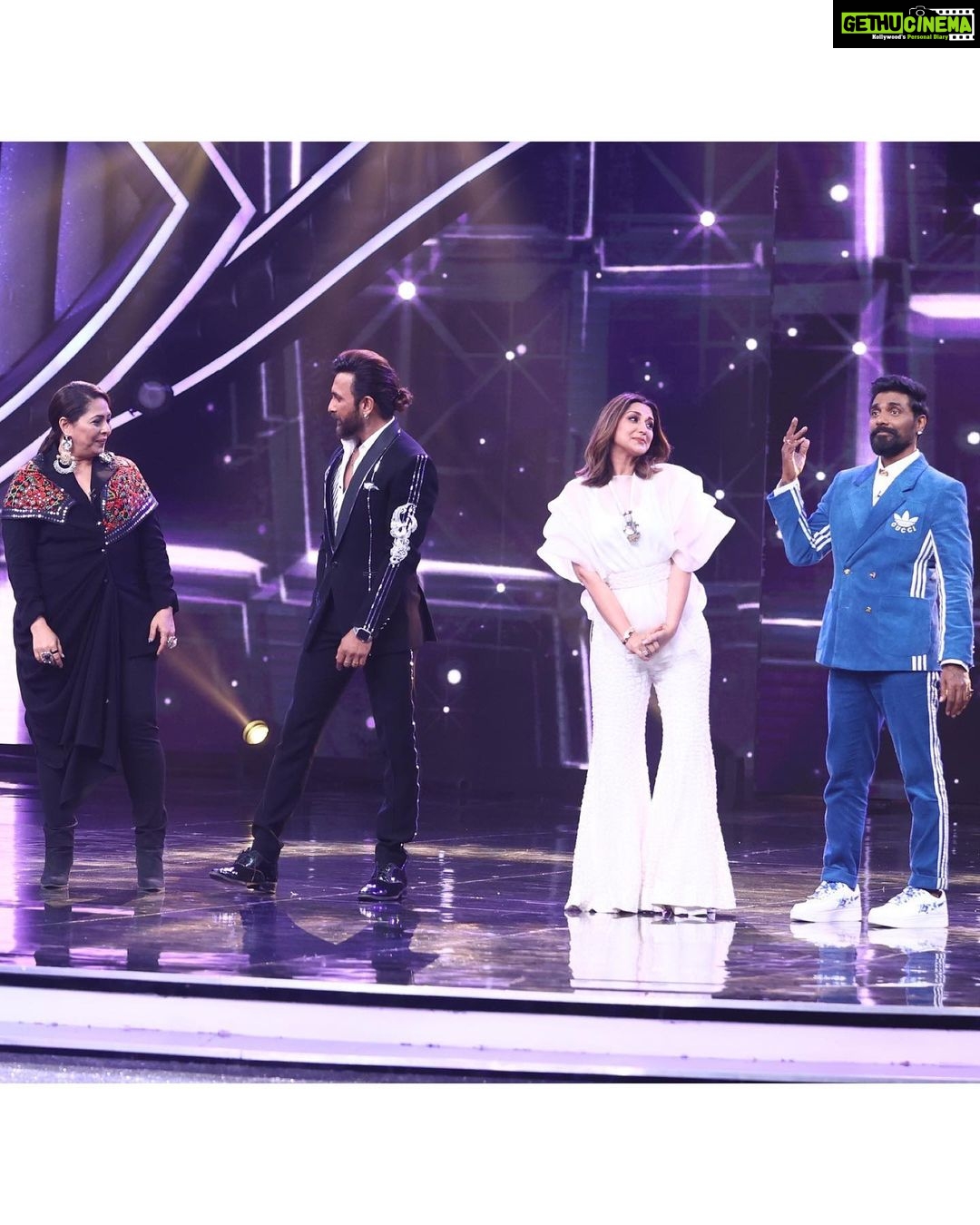 Sonali Bendre Instagram - शनिवार की रात्रि के लिए तैयार हो जाइए!😍 Yeh toh bus ek jhalak hai, asli celebration hoga kayi zyada shaandar! Dekhiye #IndiasBestDancer #GrandPremiere iss Sat-Sun raat 8 baje, sirf @sonytvofficial par. @geeta_kapurofficial @terence_here @remodsouza @framesproductioncompany