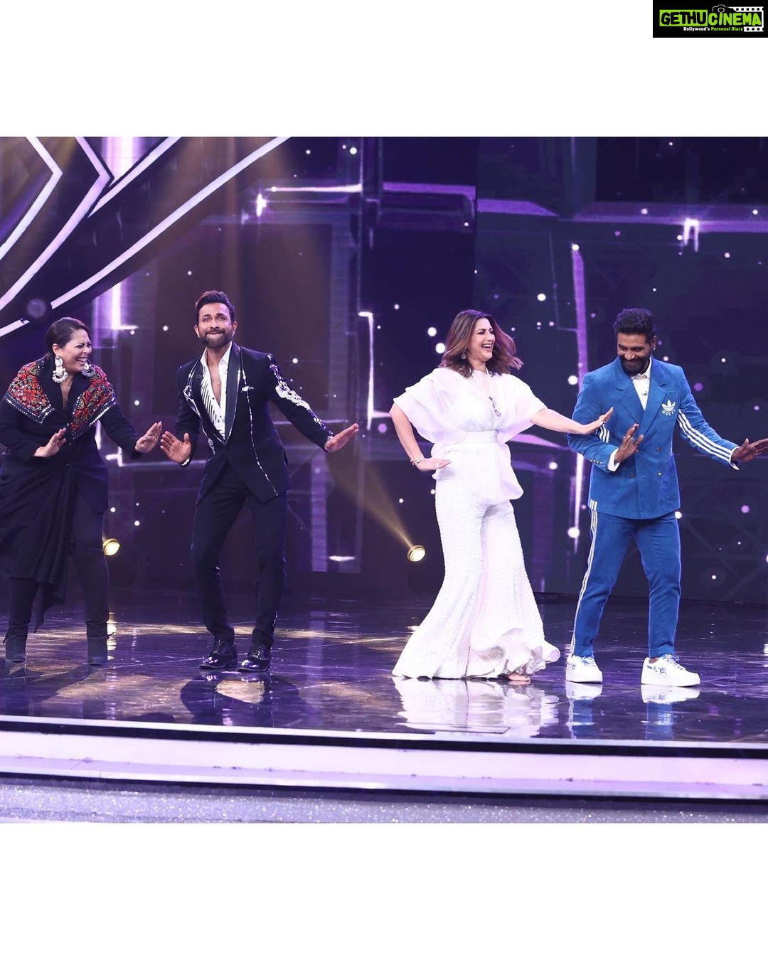 Sonali Bendre Instagram - शनिवार की रात्रि के लिए तैयार हो जाइए!😍 Yeh toh bus ek jhalak hai, asli celebration hoga kayi zyada shaandar! Dekhiye #IndiasBestDancer #GrandPremiere iss Sat-Sun raat 8 baje, sirf @sonytvofficial par. @geeta_kapurofficial @terence_here @remodsouza @framesproductioncompany