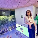 Sonali Bendre Instagram - An apple a day… just couldn’t keep us away! My family of technophiles at the brand new @apple store in mumbai!🖤 Apple BKC