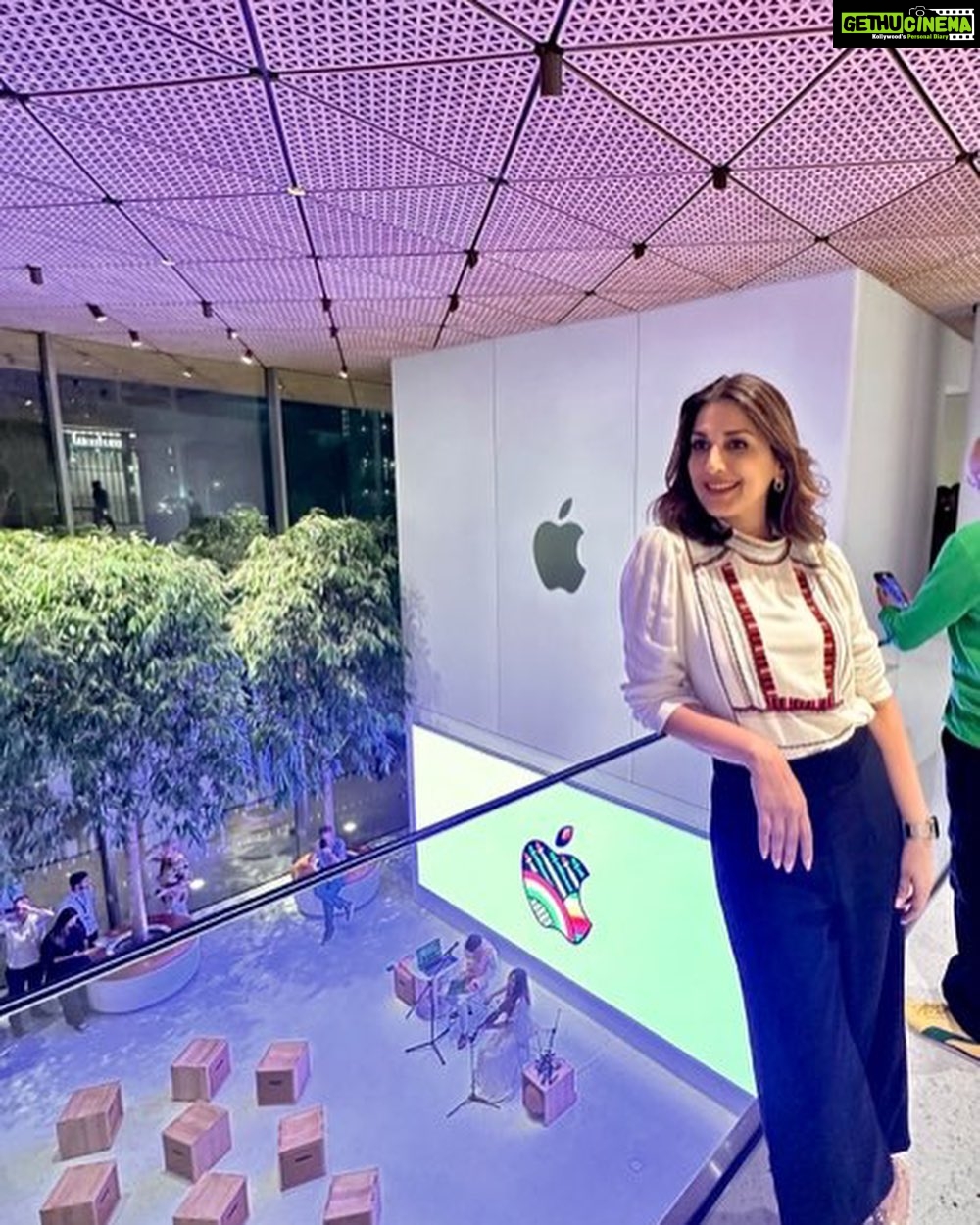 Sonali Bendre Instagram - An apple a day… just couldn’t keep us away! My family of technophiles at the brand new @apple store in mumbai!🖤 Apple BKC