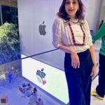 Sonali Bendre Instagram – An apple a day… just couldn’t keep us away! My family of technophiles at the brand new @apple store in mumbai!🖤 Apple BKC