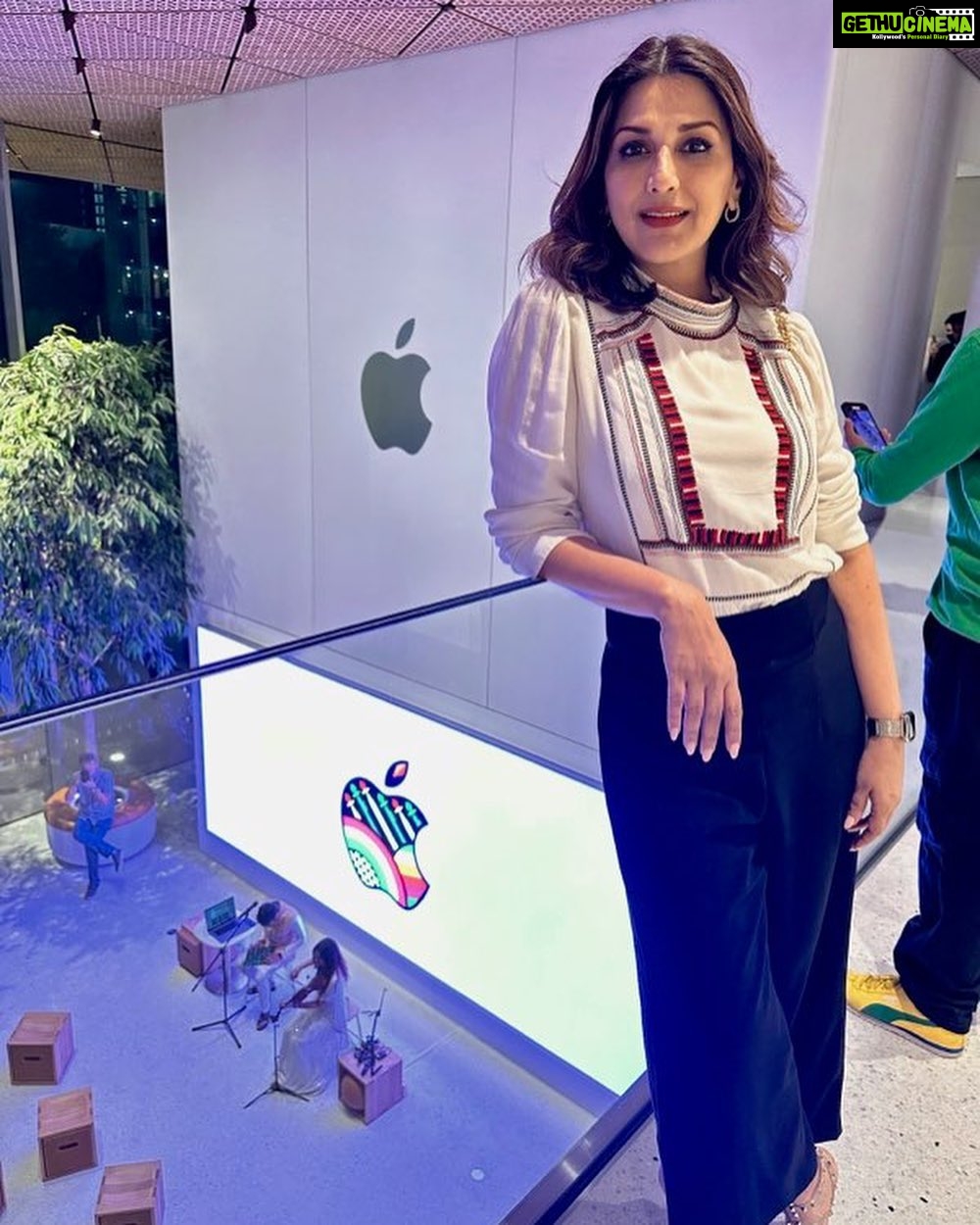 Sonali Bendre Instagram - An apple a day… just couldn’t keep us away! My family of technophiles at the brand new @apple store in mumbai!🖤 Apple BKC