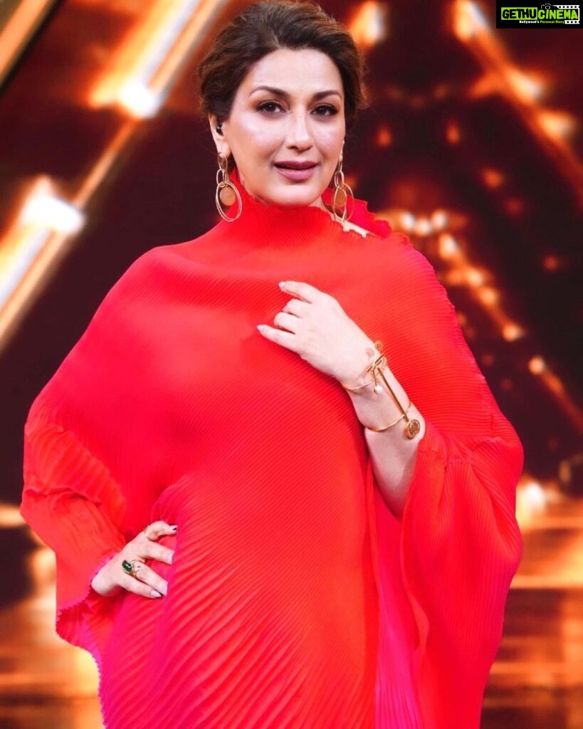 Sonali Bendre Instagram - It’s show time! 📹💚💗 #IndiasBestDancerAuditions Watch India's best dancer only on #SonyEntertainmentTelevision at 8pm, every Saturday-Sunday.