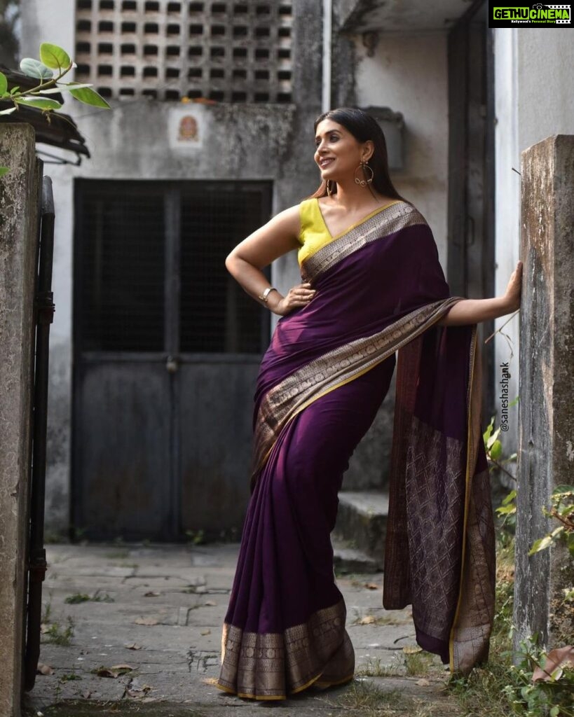 Sonali Kulkarni Instagram - Saree love 💜 Styled by : @prachethestylist Assisted by : @styledby_bhakti Saree : @turajaofficial Jewellery : @pinklanebyrashi Managed by : @offbeatmediain 📸 : @saneshashank #saree#sareelove#sareeday