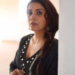 Sonali Kulkarni Instagram - काजल की सियाही.. Styled by : @prachethestylist Assisted by : @styledby_bhakti Outfit : @gulaalindia @viralmantra 📸 : @shruu_t
