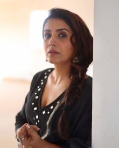 Sonali Kulkarni Instagram - काजल की सियाही..

Styled by : @prachethestylist 
Assisted by : @styledby_bhakti
Outfit : @gulaalindia 
@viralmantra
📸 :  @shruu_t