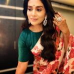 Sonali Kulkarni Instagram – That feeling when you wear Anavila’ saree 🥰

Thank you team @chala_hawa_yeu_dya.official 🤗  @zeemarathiofficial 

Styled by : @prachethestylist 
Assisted by :
@styledby_bhakti 
Saree : @anavila_m 
Managed by : @elevate_promotions 
Jewlery : @shesaidyes.plv_jewellery
@offbeatmediain 
Hair : @bhaktiborade_hairstylist 
Makeup : Anthony 
📸 : @pranavgodsephotography

#chalahawayeudya #zeemarathi