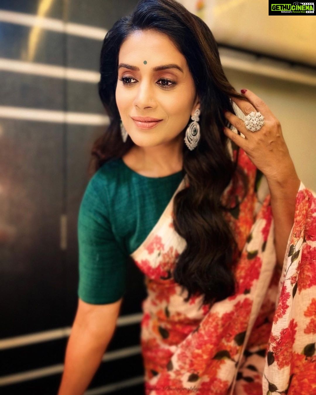 Sonali Kulkarni Instagram - That feeling when you wear Anavila’ saree 🥰 Thank you team @chala_hawa_yeu_dya.official 🤗 @zeemarathiofficial Styled by : @prachethestylist Assisted by : @styledby_bhakti Saree : @anavila_m Managed by : @elevate_promotions Jewlery : @shesaidyes.plv_jewellery @offbeatmediain Hair : @bhaktiborade_hairstylist Makeup : Anthony 📸 : @pranavgodsephotography #chalahawayeudya #zeemarathi