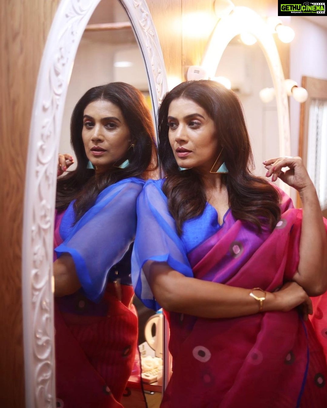 Sonali Kulkarni Instagram - हवाहवाई… Styled by : @prachethestylist Assisted by : @styledby_bhakti @mansixix Saree : @suparna_som Managed by: @arwakaka.Pr Jewlery : @azotiique Hair : @bhaktiborade_haitstylist Makeup : @muabyshailesh 📸 : @shruu_t