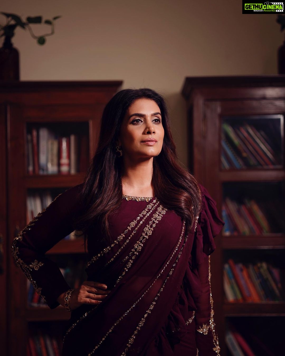 Sonali Kulkarni Instagram - Mood.. . . Styled by : @prachethestylist Assisted by : @styledby_bhakti @mansixix Outfit : @shivaliahmedabad @auorstudio Jewellery : @azotiique Makeup : @u.upendra1982 Hair : @bhaktiborade_hairstylist 📸 : @dadhi_wala Coordinator: @sujeetyadav4058