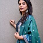 Sonali Kulkarni Instagram - घननीळा ….. Styled by : @prachethestylist Assisted by : @styledby_bhakti Outfit : @moresha_sameera_dalvi Earring : @shesaidyes.plv_jewellery Bangles : @vivinia_designer_jewelery 📸 : @nikhilpanditphotography