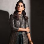 Sonali Kulkarni Instagram - हा खेळ सावल्यांचा…. Styled by : @prachethestylist Assisted by : @styledby_bhakti @mansixix Outfit : @moresha_sameera_dalvi Jewley : @keiyura_jewelry @pinklanebyrashi Managed by : @offbeatmediain Makeup : @u.upendra1982 Hair : @bhaktiborade_hairstylist 📸: @shruu_t