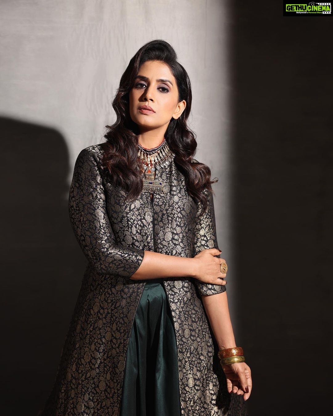 Sonali Kulkarni Instagram - हा खेळ सावल्यांचा…. Styled by : @prachethestylist Assisted by : @styledby_bhakti @mansixix Outfit : @moresha_sameera_dalvi Jewley : @keiyura_jewelry @pinklanebyrashi Managed by : @offbeatmediain Makeup : @u.upendra1982 Hair : @bhaktiborade_hairstylist 📸: @shruu_t