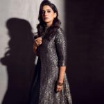 Sonali Kulkarni Instagram - हा खेळ सावल्यांचा…. Styled by : @prachethestylist Assisted by : @styledby_bhakti @mansixix Outfit : @moresha_sameera_dalvi Jewley : @keiyura_jewelry @pinklanebyrashi Managed by : @offbeatmediain Makeup : @u.upendra1982 Hair : @bhaktiborade_hairstylist 📸: @shruu_t