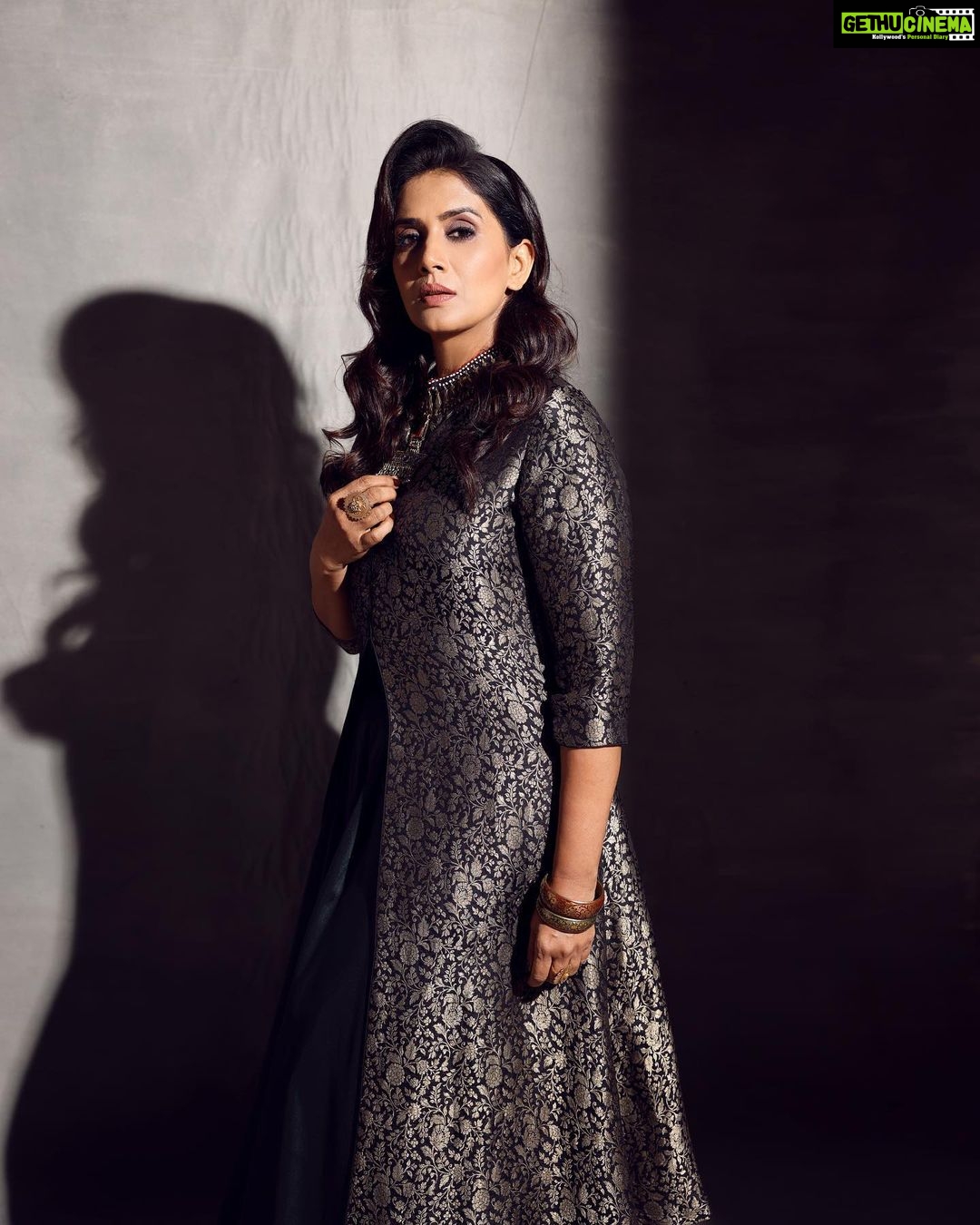 Sonali Kulkarni Instagram - हा खेळ सावल्यांचा…. Styled by : @prachethestylist Assisted by : @styledby_bhakti @mansixix Outfit : @moresha_sameera_dalvi Jewley : @keiyura_jewelry @pinklanebyrashi Managed by : @offbeatmediain Makeup : @u.upendra1982 Hair : @bhaktiborade_hairstylist 📸: @shruu_t