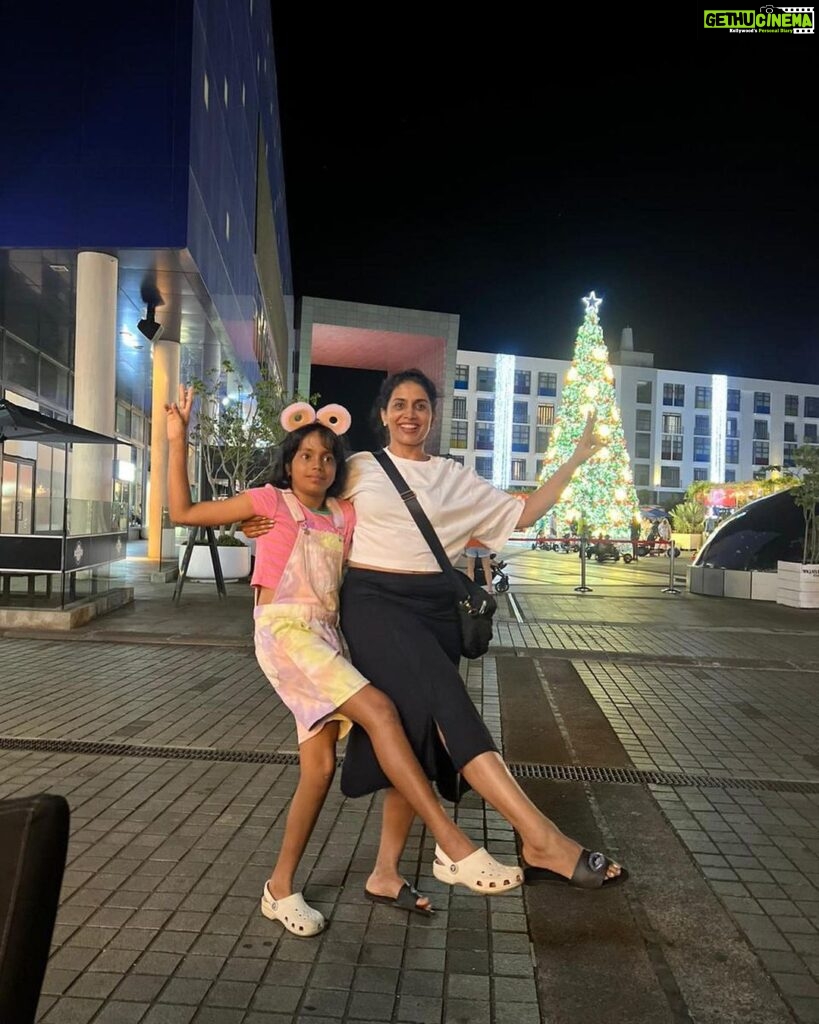 Sonali Kulkarni Instagram - Mauritius Photo Dump 2022 .. 😊💙 #vacation #vacationmode #muritius #family#familytravel #2022 #besttimes