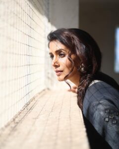 Sonali Kulkarni Instagram - काजल की सियाही..

Styled by : @prachethestylist 
Assisted by : @styledby_bhakti
Outfit : @gulaalindia 
@viralmantra
📸 :  @shruu_t
