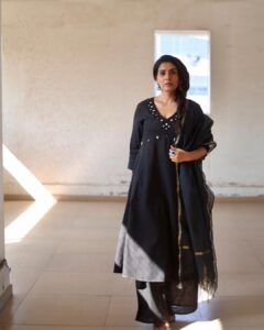 Sonali Kulkarni Instagram - काजल की सियाही..

Styled by : @prachethestylist 
Assisted by : @styledby_bhakti
Outfit : @gulaalindia 
@viralmantra
📸 :  @shruu_t
