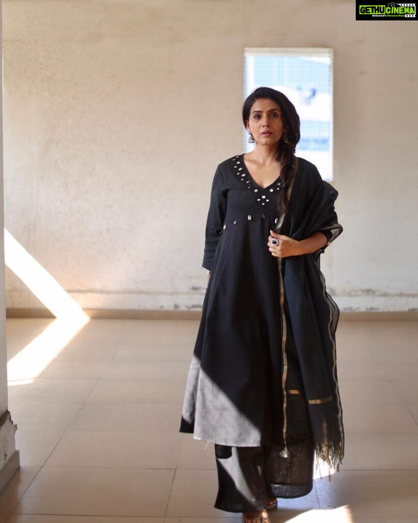 Sonali Kulkarni Instagram - काजल की सियाही.. Styled by : @prachethestylist Assisted by : @styledby_bhakti Outfit : @gulaalindia @viralmantra 📸 : @shruu_t