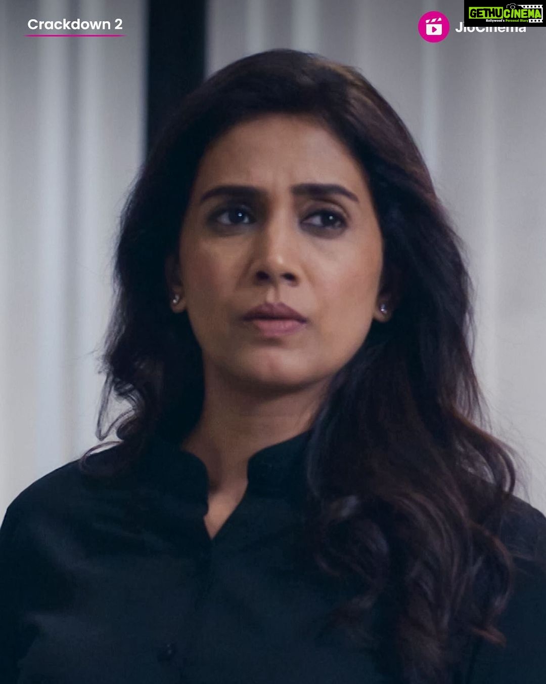 Sonali Kulkarni Instagram - Counting down days to see all the action unfold in #CrackdownS2! 🔥 Trailer out now! #Crackdown2OnJioCinema, streaming free 25 May onwards only on @officialjiocinema. @lakhiaapoorva @saqibsaleem @shriya.pilgaonkar @freddy_daruwala @waluschaa @ankurbhatia @hemant__kher @rashmiagdekar #IqbalKhan
