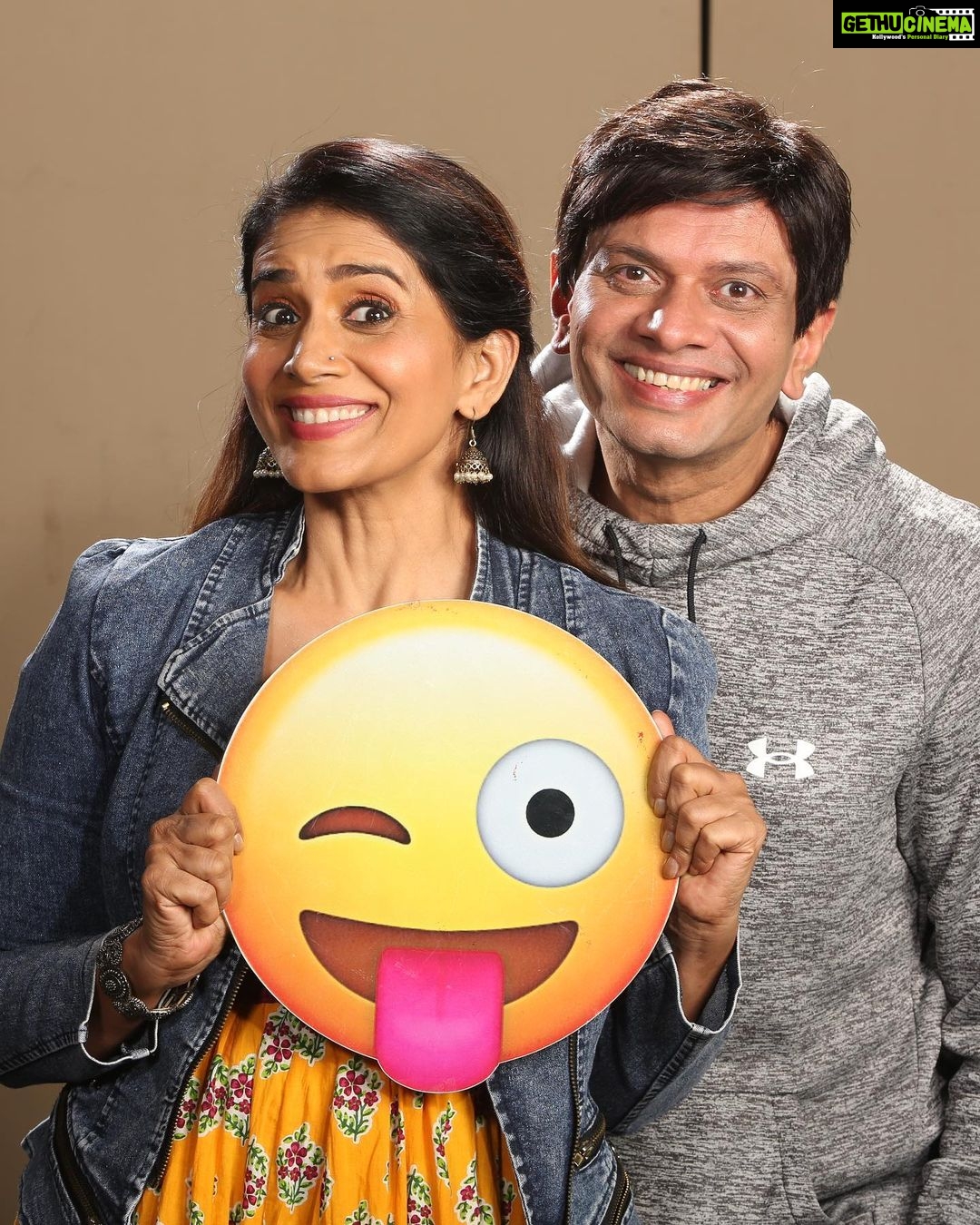 Sonali Kulkarni Instagram - नमस्कार .. पुण्यात आहे आमचा प्रयोग 💃शनिवार २० मे.. संध्याकाळी ६.३० वाजता ज्योत्सना भोळे सभागृह.. चला चला.. तिकीटं बूक करा !! बूकींग लिंक : https://www.ticketkhidakee.com/wlanr_20may @milindphatak #whitelilyandnightrider#wlnr
